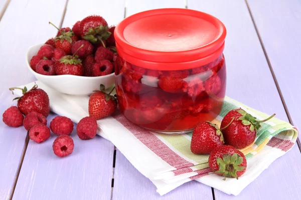 Huisgemaakte berry jam op houten tafel — Stockfoto