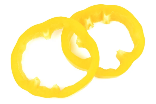 Свежий желтый перец ломтики изолированы на белом — стоковое фото