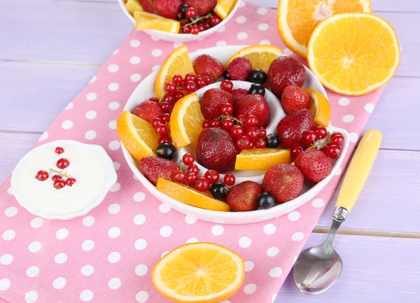 Ensalada de frutas útil en platos sobre mesa de madera de cerca — Foto de Stock