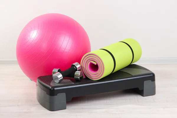 Différents outils de fitness dans la chambre — Photo