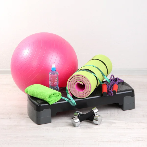 Różne narzędzia dla fitness w pokoju — Zdjęcie stockowe