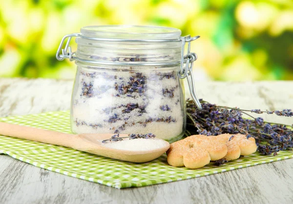 Tarro de azúcar de lavanda y flores de lavanda fresca sobre fondo brillante — Foto de Stock