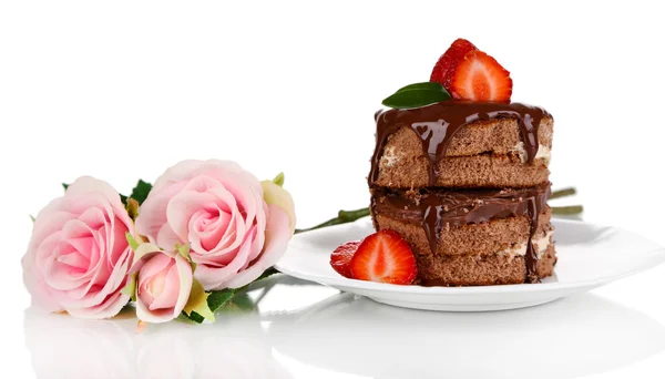 Chocolate cake with strawberry isolated on white — Stock Photo, Image