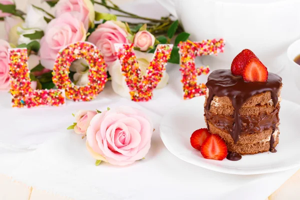 木製テーブルのクローズ アップのストロベリーとチョコレート ケーキ — ストック写真