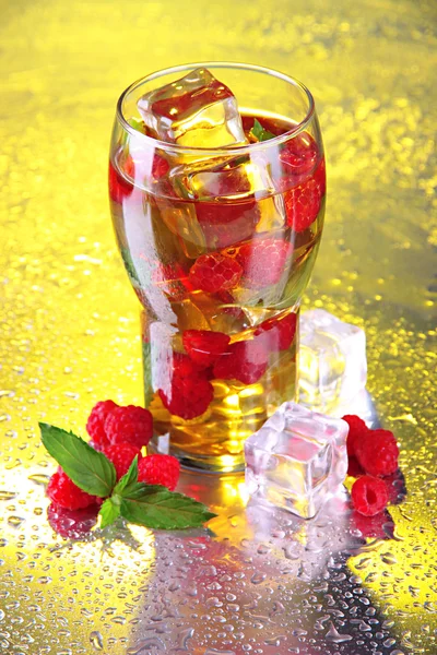 Iced tea with raspberries and mint on bright background — Stock Photo, Image