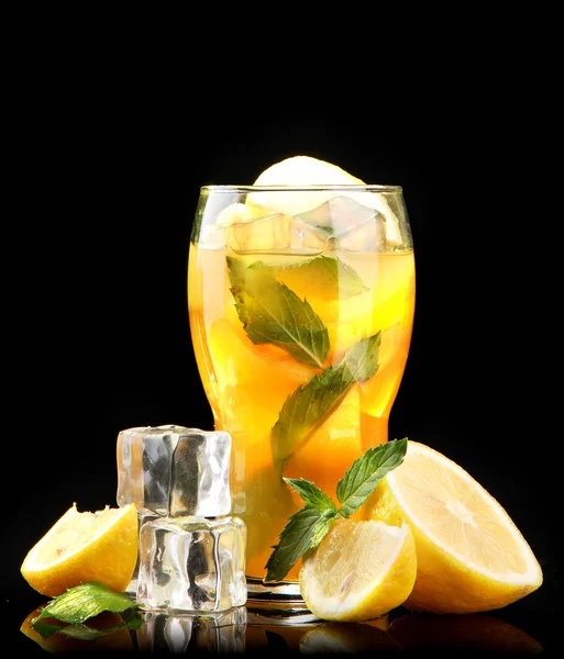 Iced tea with lemon and mint on black background — Stock Photo, Image