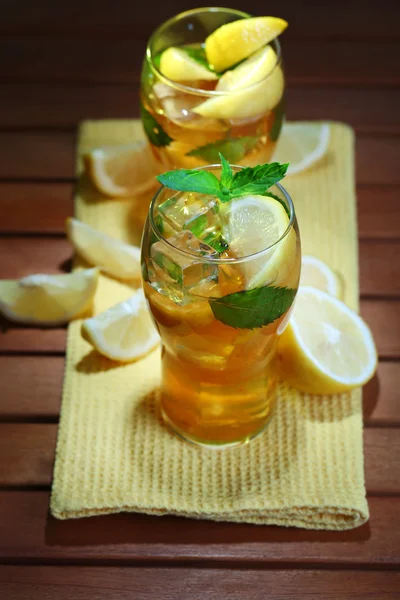 Té helado con limón y menta sobre mesa de madera — Foto de Stock