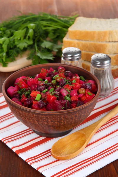Salada de beterraba em tigela na mesa close-up — Fotografia de Stock
