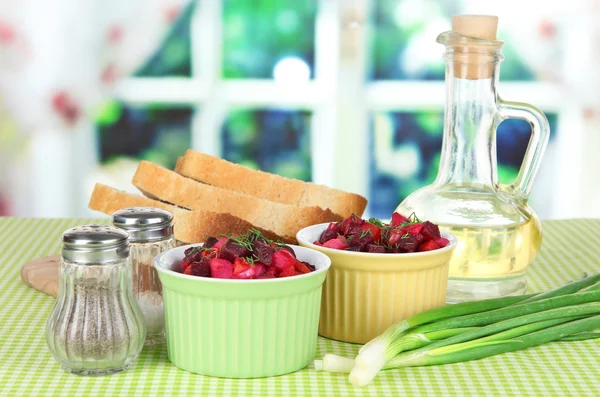 Salada de beterraba em tigelas na mesa na cozinha — Fotografia de Stock