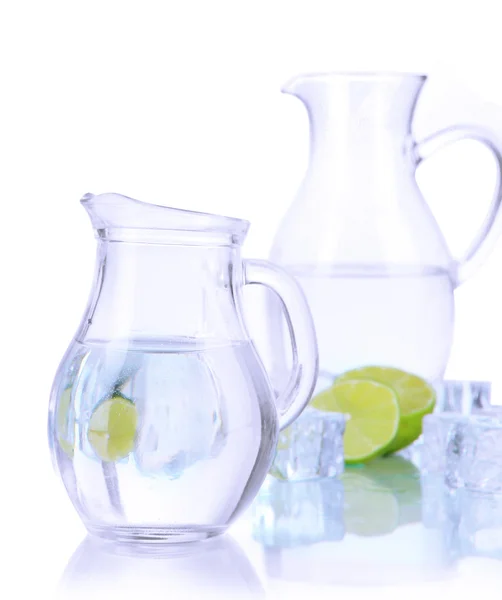 Glas kannor vatten med is och lime isolerad på vit — Stockfoto