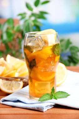 buzlu çay limon ve nane ahşap masa, açık havada