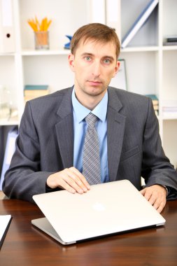 dizüstü bilgisayar üzerinde yaptığı çalışma alanı bağırmaya ile genç işadamı