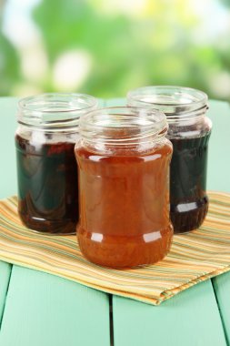 Bankalar tablo parlak zemin üzerine lezzetli reçel