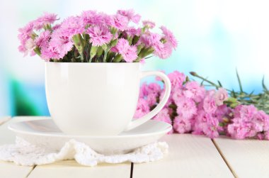 birçok küçük pembe karanfil Kupası penceresi arka plan üzerinde ahşap tablo