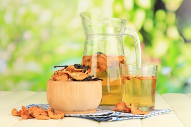 karışık kuru meyve kase ve doğal zemin üzerine ahşap masa üzerinde kurutulmuş meyve kompostosu