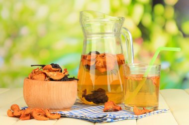 karışık kuru meyve kase ve doğal zemin üzerine ahşap masa üzerinde kurutulmuş meyve kompostosu