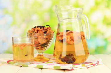 karışık kuru meyve kase ve doğal zemin üzerine ahşap masa üzerinde kurutulmuş meyve kompostosu