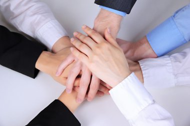 Grup genç insanların ellerini beyaz izole