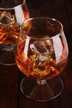 Brandy camları buz üstünde tahta arka plan ile