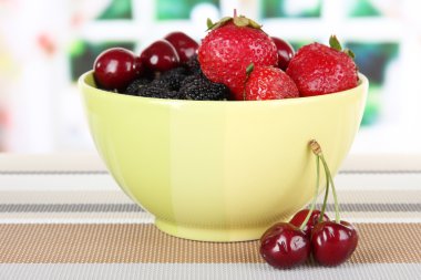 kiraz ve çilek kase odasındaki masada olgun dut