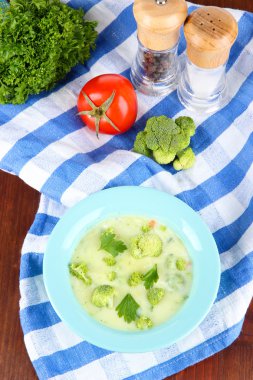 ahşap masa peçeteye Tabaklarda lahana çorbası