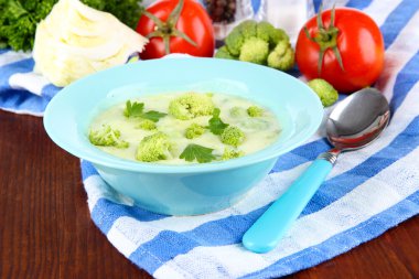 ahşap masa peçeteye Tabaklarda lahana çorbası