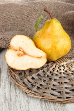 Tablo yakın çekim üzerinde sulu armut