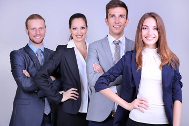 iş takım ayakta satırında gri arka plan üzerinde