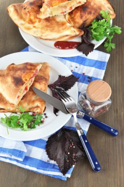 Pizza calzones plakaları üzerine peçete ahşap tablo