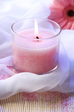 çiçek beyaz kumaş üzerine ile güzel mum yakın çekim