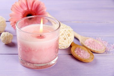 güzel pembe mum ile mor ahşap zemin çiçek