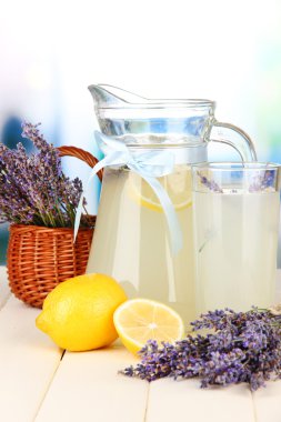 Lavanta limonata, parlak zemin üzerine