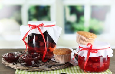 peçete ahşap tablo penceresinin arka plan üzerinde dokuma tepsi bankalarda lezzetli reçel