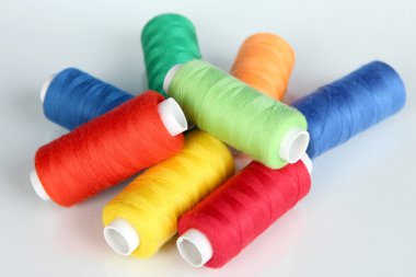 renkli konu üzerinde beyaz izole