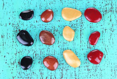 renkli ahşap arka plan üzerinde renkli çakıl