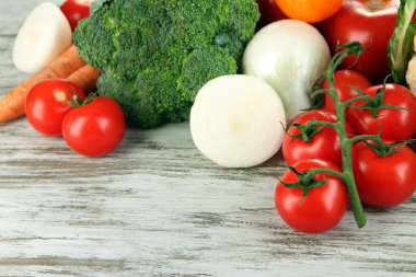 taze sebze sepeti ahşap masa yakın çekim üzerinde