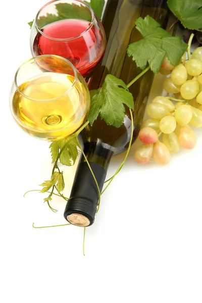 Bottle and glasses of wine and ripe grapes isolated on white — Stock Photo, Image