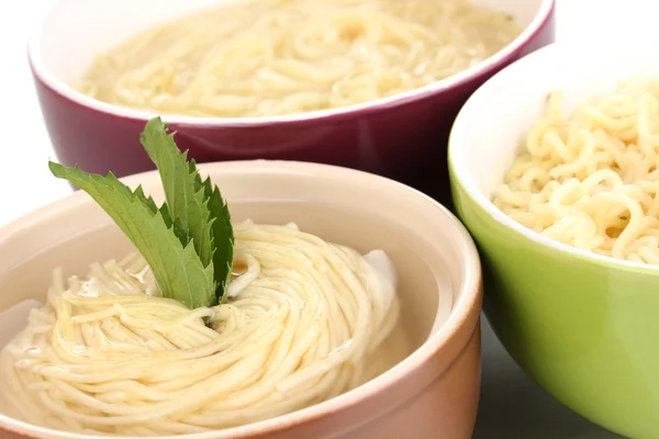 Asiatico tagliatelle in ciotole primo piano — Foto Stock