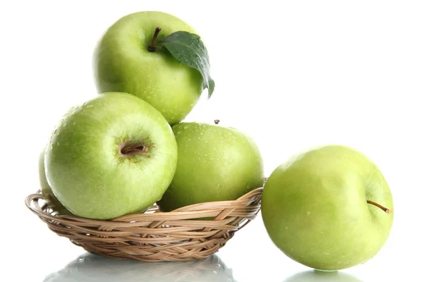 Mogna gröna äpplen med blad i korg isolerad på vit — Stockfoto