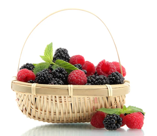 Красиві ягоди з листям в кошику ізольовані на білому — стокове фото