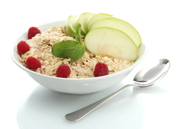 Sabrosa avena con frambuesas y manzana, aislada en blanco —  Fotos de Stock