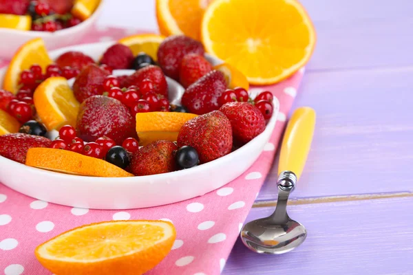 Ensalada de frutas útil en plato sobre mesa de madera de cerca —  Fotos de Stock