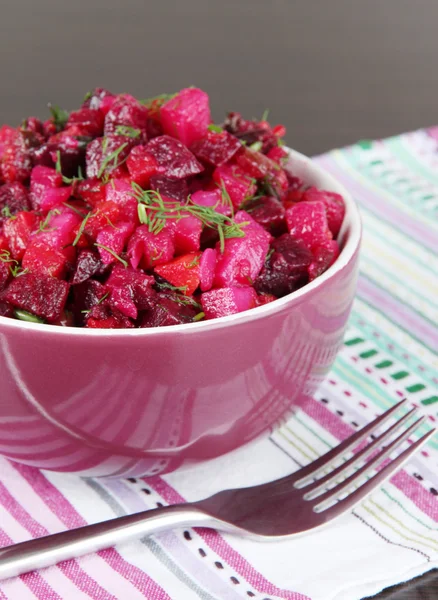 Salada de beterraba em tigela na mesa close-up — Fotografia de Stock