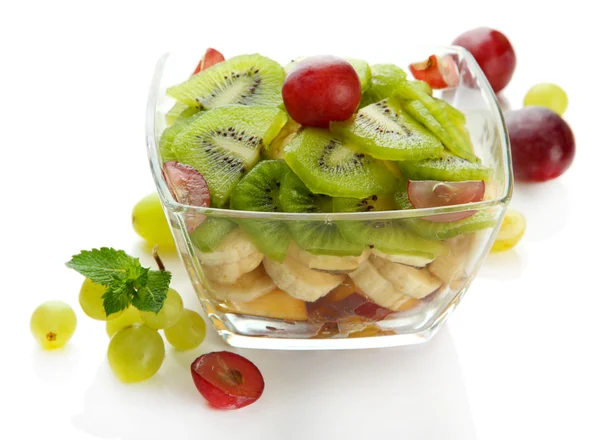 Sałatka smaczny owoc w szklanej misce, na białym tle — Zdjęcie stockowe