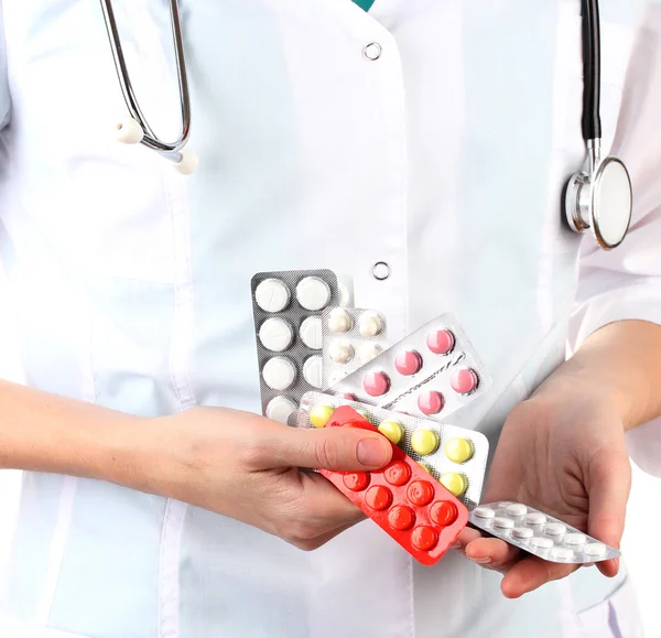 Nahaufnahme einer Ärztin, die Tabletten in der Hand hält, isoliert auf weiß — Stockfoto