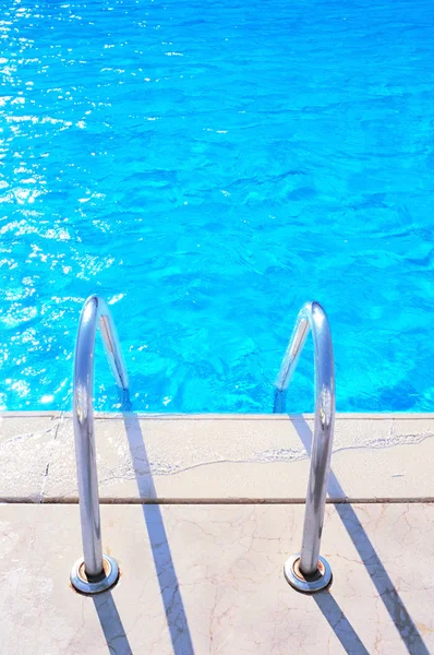 Bazén se schodištěm — Stock fotografie