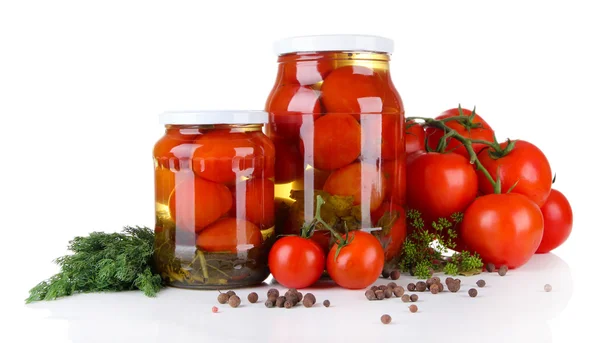 Tomates enlatados e frescos saborosos, isolados em branco — Fotografia de Stock