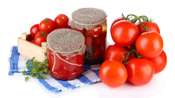 Sabrosos tomates enlatados y frescos, aislados en blanco — Foto de Stock