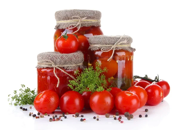 Tomates enlatados e frescos saborosos, isolados em branco — Fotografia de Stock