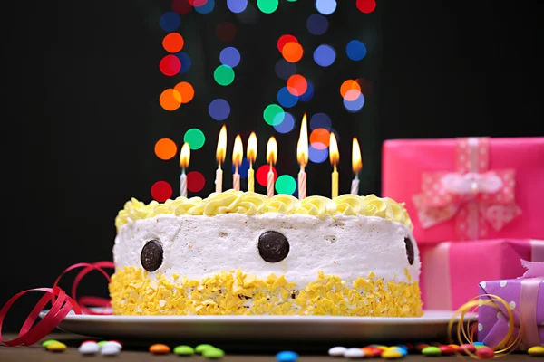 Gelukkige verjaardagscake en geschenken, op zwarte achtergrond — Stockfoto